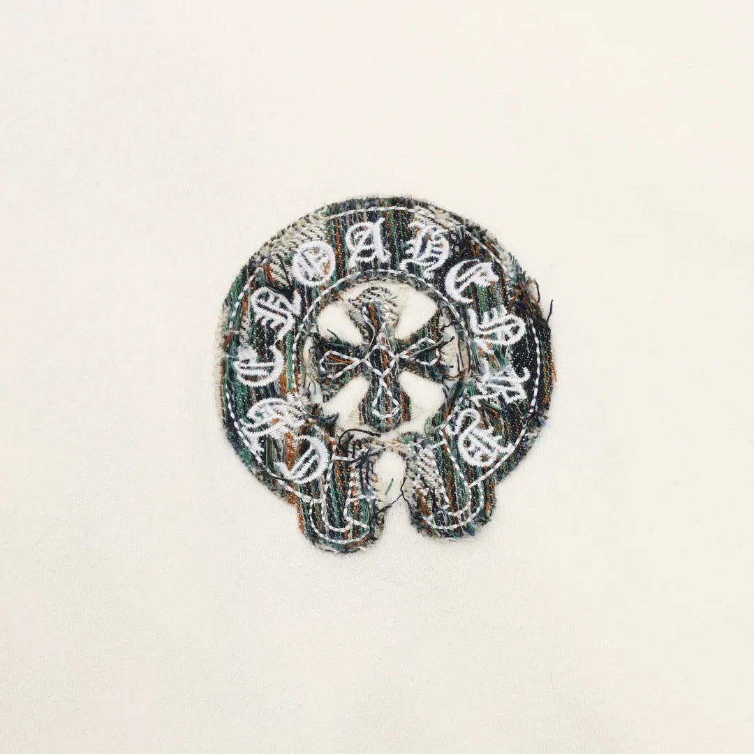 P580 Chrome Hearts/Chrome Hearts Heavy Industry Cross Logo Patch Embroidery Washed Burnt Flower Hooded Sweater Made of 430g pure cotton sweatshirt fabric with double yarns. The fabric is woven with double yarns and twisted together. It is 40% stronger than single yarn and forms a three-dimensional texture similar to the texture of tripe. It not only maintains the moisture absorption and breathability of pure cotton, but also achieves softness and non-collapse through double-strand thickening. Laser burnt patch embroidery. Frayed process Micro-label patch on the chest Large logo cross pattern on the back Heavy-duty laser burnt three-dimensional patch embroidery pattern design Washed and frayed The overall garment presents a lazy style Whether it is daily outings or sports and fitness, you can show your trendy attitude and become the focus of the street Complete with three logos OS loose fit Color: Washed black, Washed white Size: S-XL